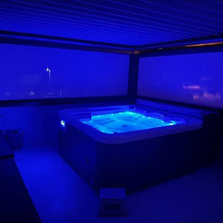 Nello Mit Pool & Whirlpool