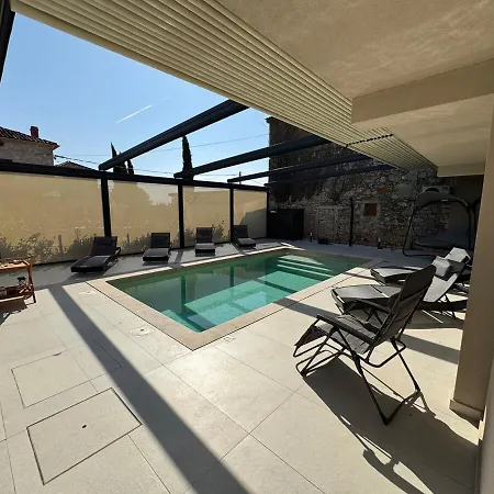 Nello Mit Pool & Whirlpool