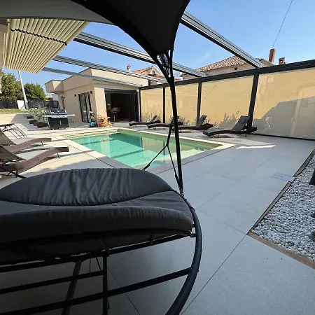 Nello Mit Pool & Whirlpool