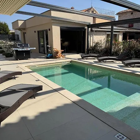 Nello Mit Pool & Whirlpool