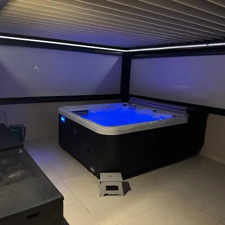 Nello Mit Pool & Whirlpool