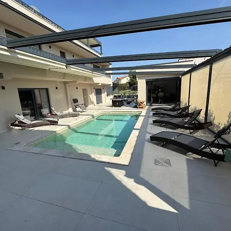 ヴィラ Nello Mit Pool & Whirlpool *