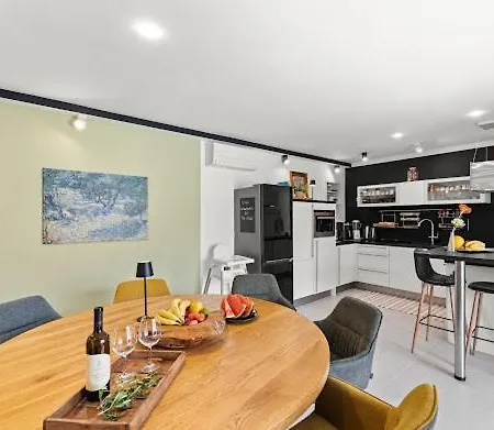 Nello Mit Pool & Whirlpool