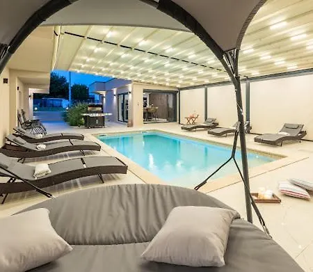 Nello Mit Pool & Whirlpool *