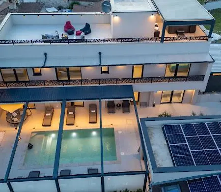 Nello Mit Pool & Whirlpool *