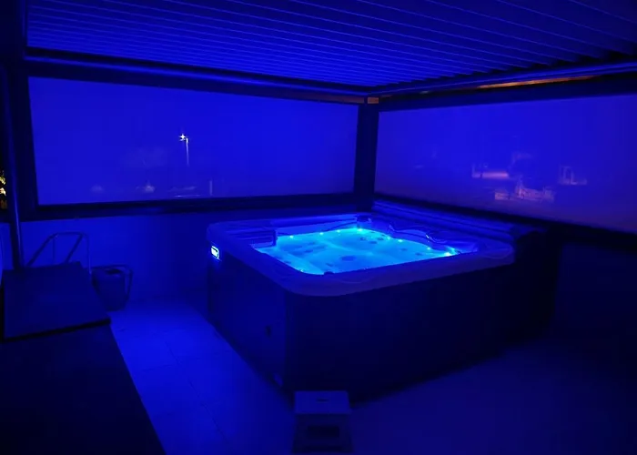 Nello Mit Pool & Whirlpool