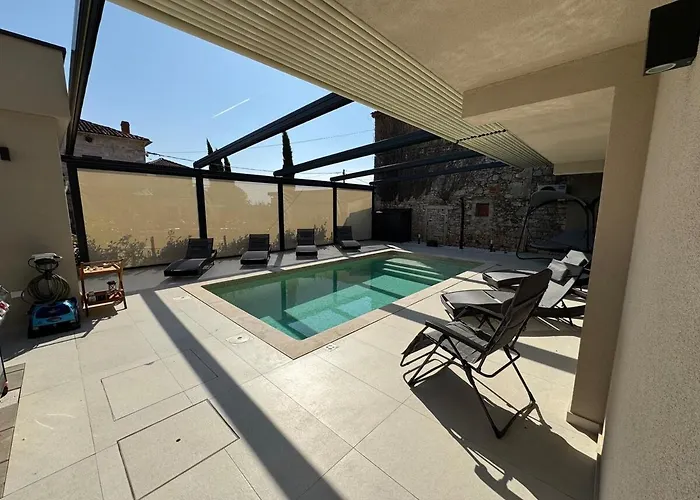 Nello Mit Pool & Whirlpool