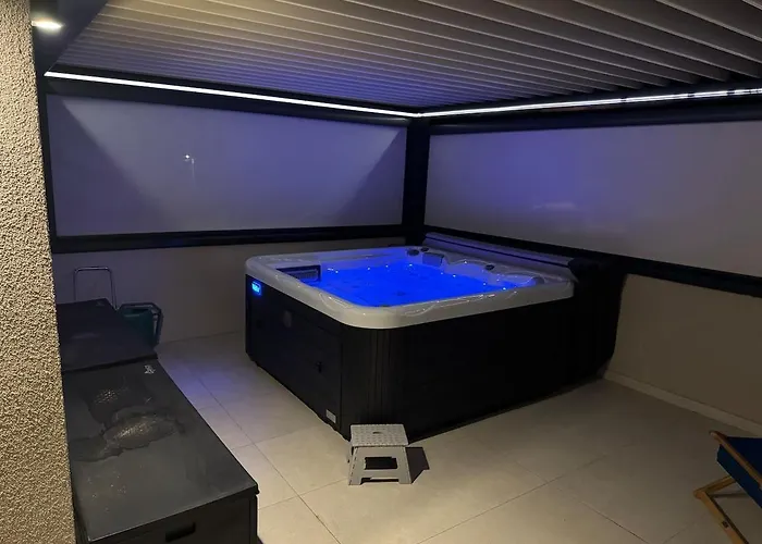 Nello Mit Pool & Whirlpool