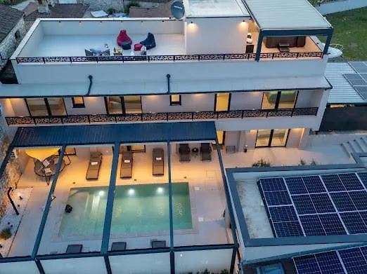 Nello Mit Pool & Whirlpool *